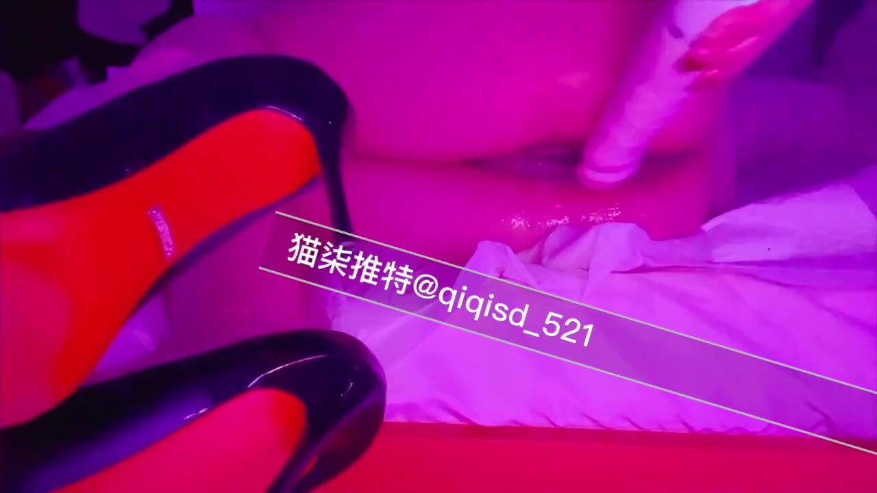 一点寒芒怒相争，纤纤细腿柳叶缝。彼此起伏玉浆出。不知君子在何处，柒柒寂寞等君来。插我粉穴揉我奶