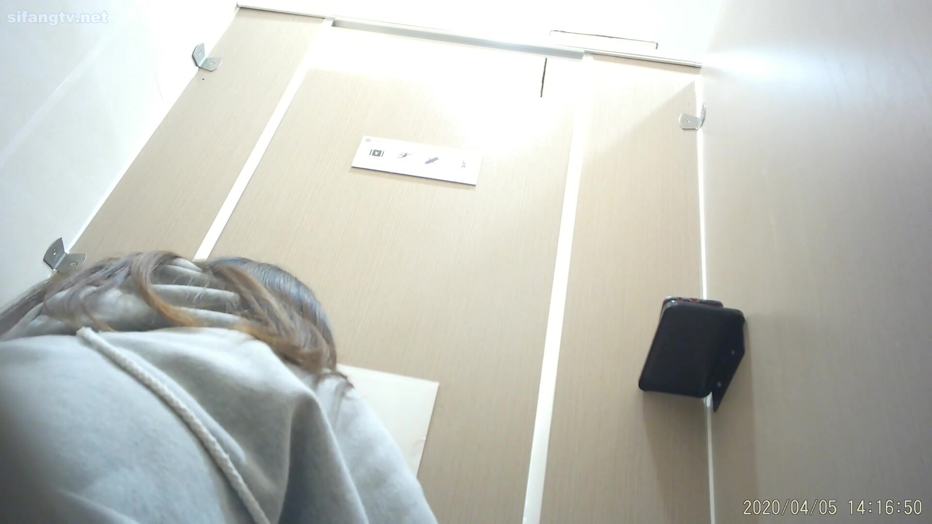 【精品厕拍】坑神躲藏女厕，连续偸拍超多小姐姐方便，拍脸又拍逼，形态各异，看点十足 (22)