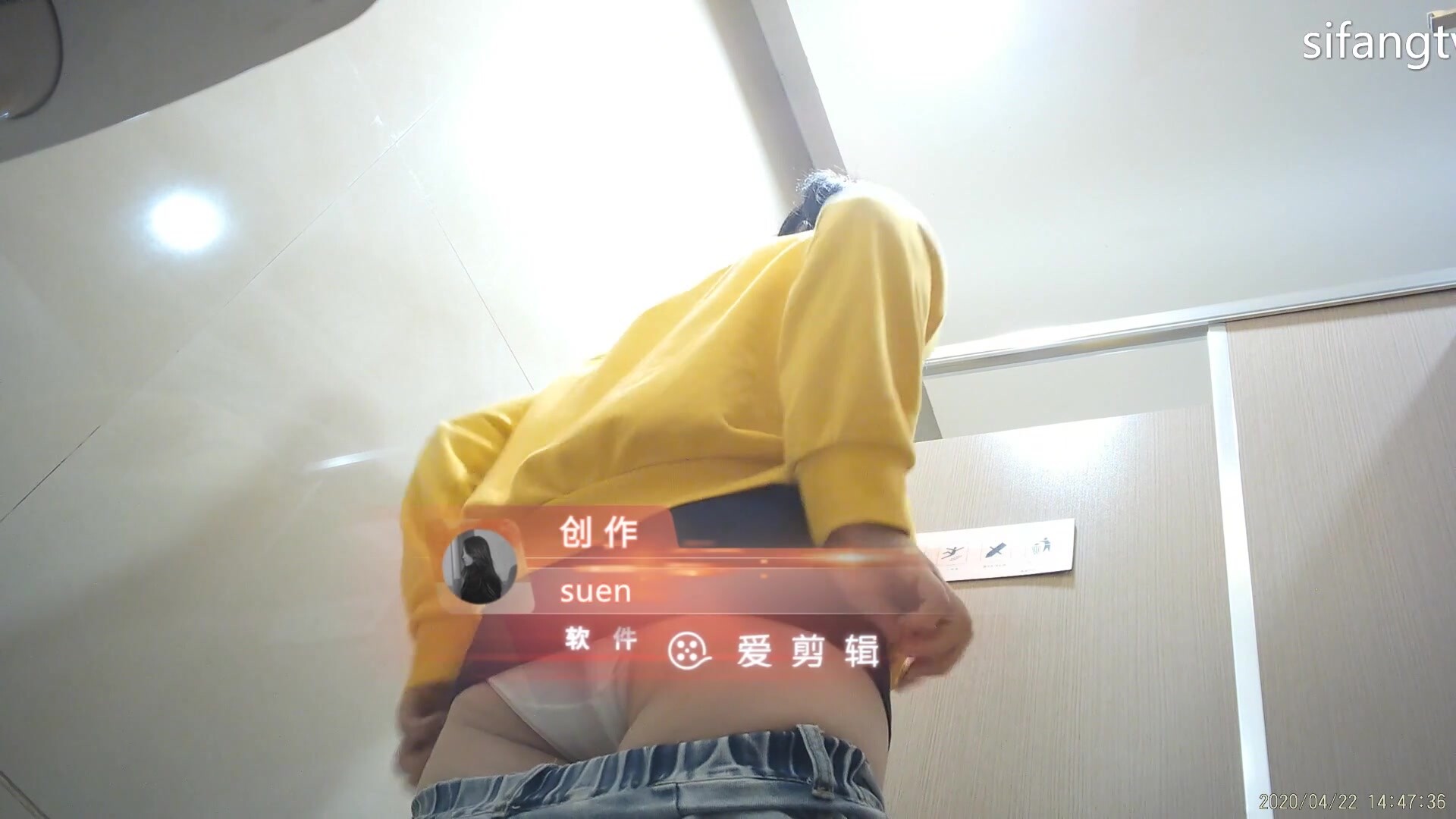 【魔手外购】牛逼大神商场双机位高清偸拍，各种年龄段的小姐姐方便，看逼又能看脸 (51)