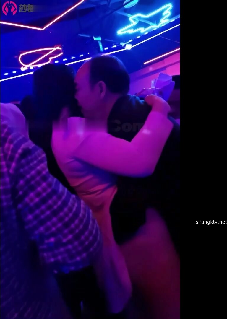 《砂舞厅》重庆望江楼舞厅内的淫乱的抓奶抠逼 (11)