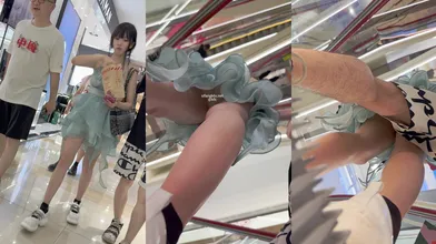 【KFC】两位靓女吃小吃，长相甜美 可爱内内。男友全程守护 该拍的都拍到了 (2)