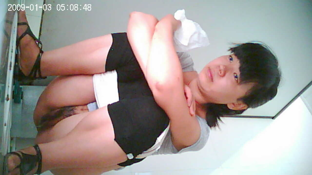 商场女厕全景偷拍多位美女少妇的各种肥美大鲍鱼 (4)