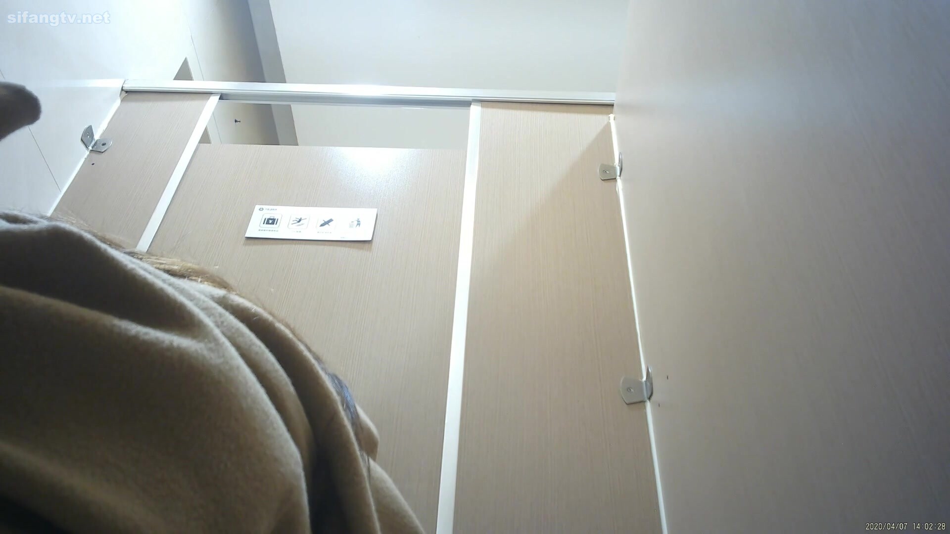 【精品厕拍】坑神躲藏女厕，连续偸拍超多小姐姐方便，拍脸又拍逼，形态各异，看点十足 (35)