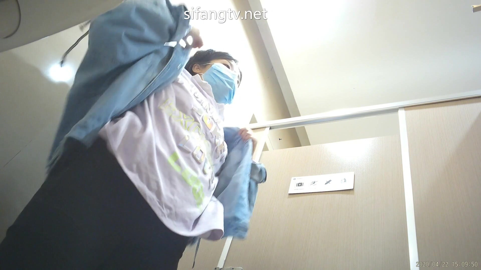 【魔手外购】牛逼大神商场双机位高清偸拍，各种年龄段的小姐姐方便，看逼又能看脸 (16)