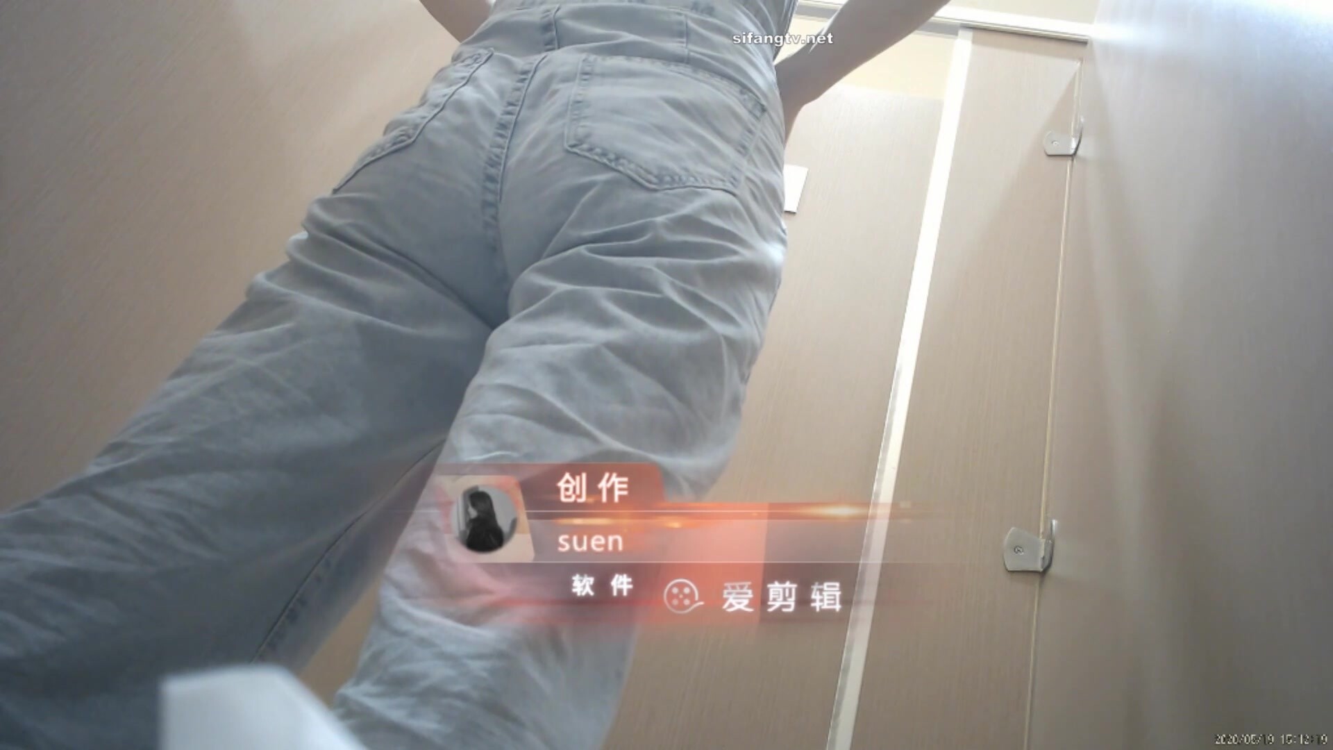 【魔手外购】牛逼大神商场双机位高清偸拍，各种年龄段的小姐姐方便，看逼又能看脸 (54)