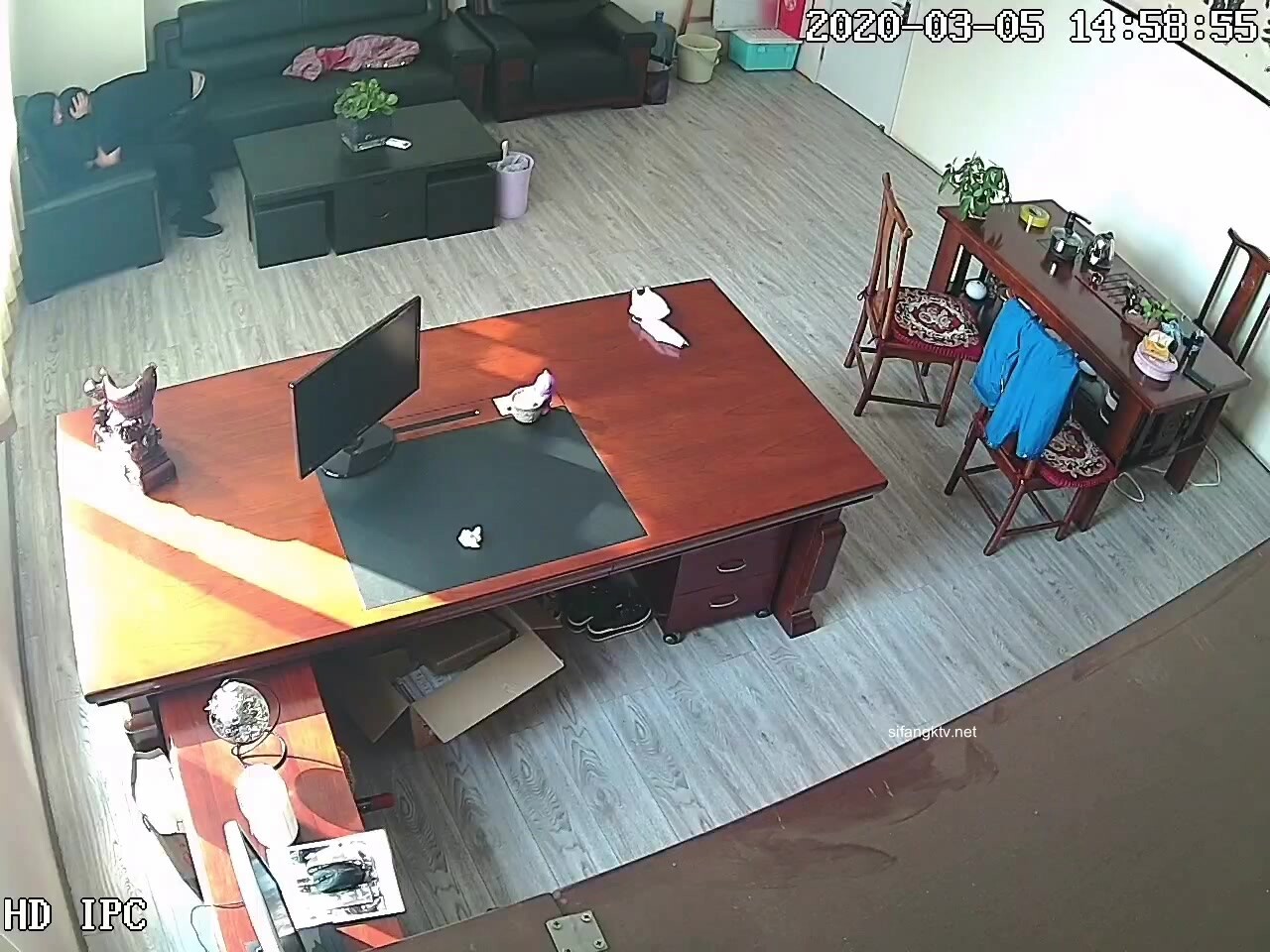 黑客破解摄像头偷拍河北某摄影店女老板 年纪30左右 在公司办公室与2名男子长达两年偷情记录 (7)
