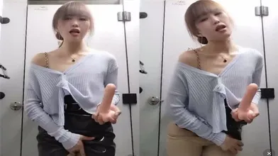 高跟肉丝苗窕贫乳露出痴女公厕里淫声荡语撩骚互动假屌爆菊自慰