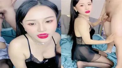 黑丝大奶饥渴欲姐口交伺候蒙面狼友操逼