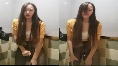 黑丝苗窕骚御姐公厕里淫声荡语撩骚互动道具玩弄骚逼自慰