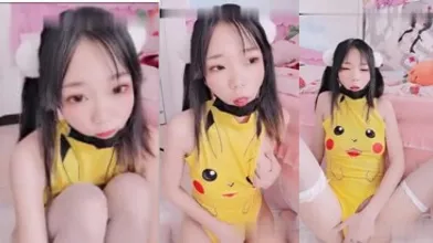 推特网红小仙云儿穿皮卡丘紧身衣自抠小穴还舔自己的淫水