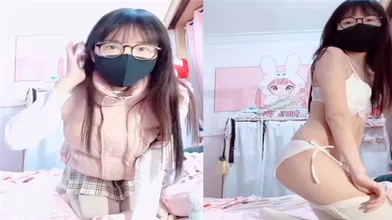 眼镜萌妹来姨妈了还紫薇_