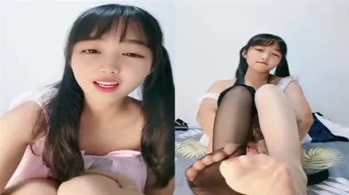 邻家小嫩妹甜甜圈穿着超可爱的小裙子自慰给你看