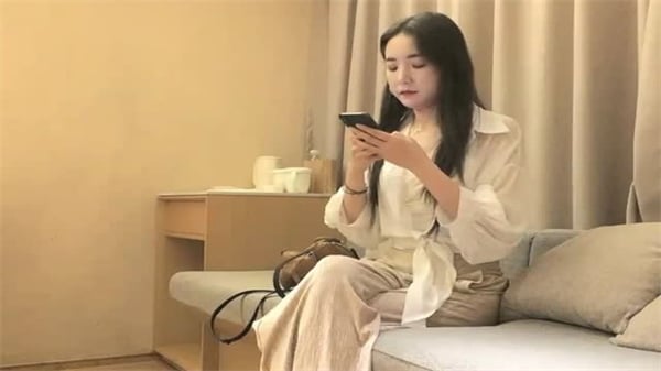 一身白衣的温柔气质御姐约到酒店脱光光趴上去侵犯舔吸