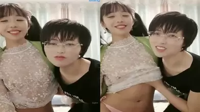 苗窕眼镜痴女舔逼玩弄双马尾贫乳骚女