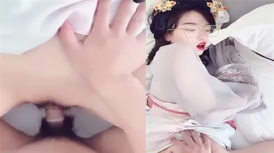 学生妹制服背书_汉服小姐姐气质胜似仙女下凡沉沦在世间肉欲中