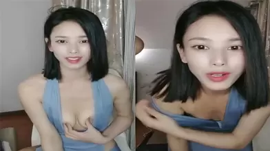 苗窕骚货对狼友的大鸡巴又吸又舔浴室里激战操逼_