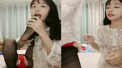 两个骚浪痴女淫声荡语撩骚互动互相玩奶舔逼道具玩弄