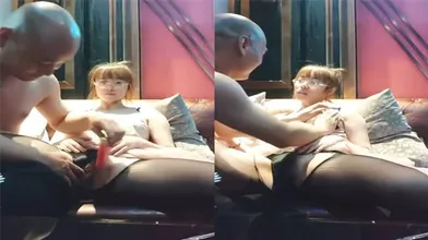 黑丝大奶眼镜骚妇包间里3P激战两名狼友