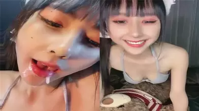火爆尤物蘸点蜜桃酱骚进骨子里半裸吃假鸡巴