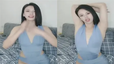 苗窕贫乳骚货足交玩弄狼友鸡巴让狼友后入操逼_