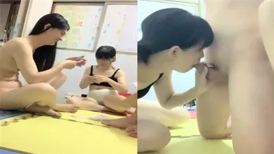 两姐妹花下海性感少女2女服侍一男