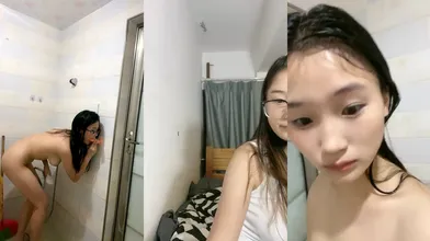 单身的小骚货露脸洗着澡把自己干了浴室洗澡诱惑揉奶抠逼舔弄假鸡巴各种抽插骚穴特写展示淫声荡语不断