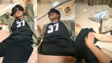 臭脚直男受撸初体验,听着AV被兄弟玩鸡巴,幻想自己在操着逼