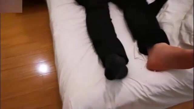 虐玩纹身黑袜正装房产中介,假借签单猛灌乌苏,趁酒醉带回酒店调教