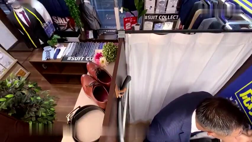 西装店优衣库事件,极品帅哥被店长勾引换衣室偷情,无套怒操痛得表情失控,被强捂着嘴巴不让叫