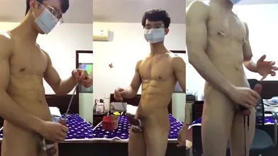 这哥们太牛了！什么东西都敢往龟头里插,看得我两腿一紧,这样子自慰真的有快感么？