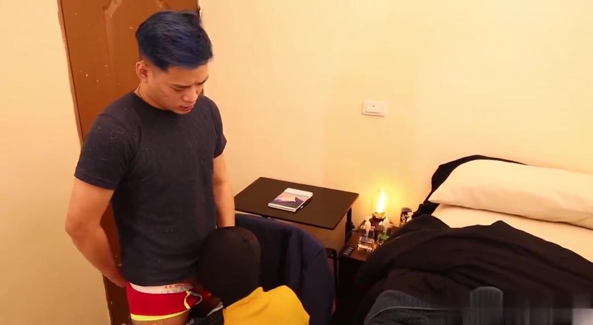 酒店服务被客人强行推倒,按着头强行深喉撸屌爽得反抗不了,全身上下都被客人玩遍了