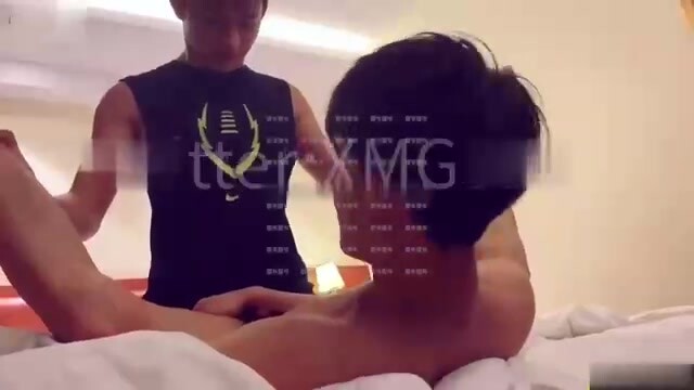雷爷家新到直男男模 颜值爆表 鸡巴又粗又大 第一次无套打桩极品鲜肉帅哥的骚逼 爽死了超过瘾 性福死了
