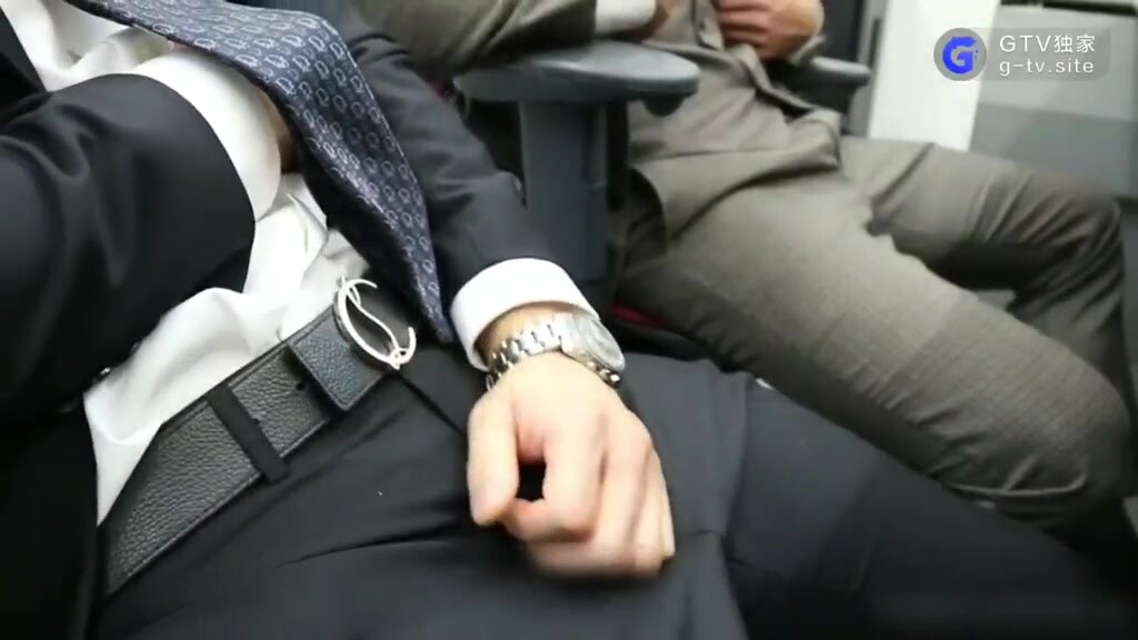 小职员偷偷看AV被老板发现,套路老板吃鸡 上集