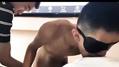 低音炮主调教小公狗,不敢在人前显露奴性,一到主人跨下就各种发骚,吃完原味脚再被捅逼