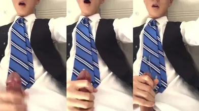 正装鲜肉下班回来 来不及换衣服就飞机