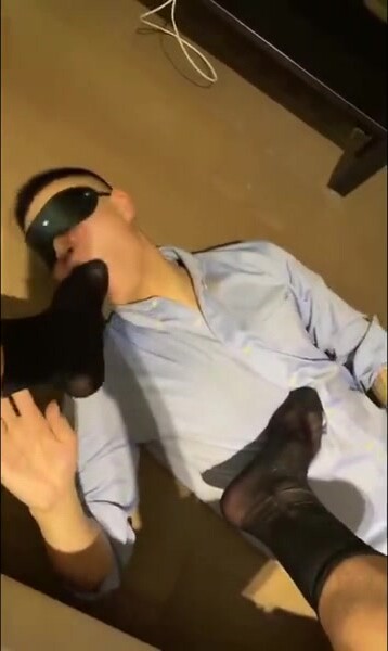 [完整版] 正装帅奴给主人舔脚深喉,为了吃爸爸鸡巴各种讨好主人
