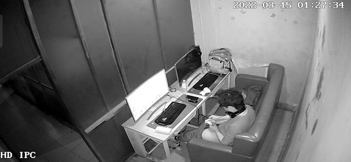 [推荐] (今日福利) 网吧摄像头录下学生看片飞机