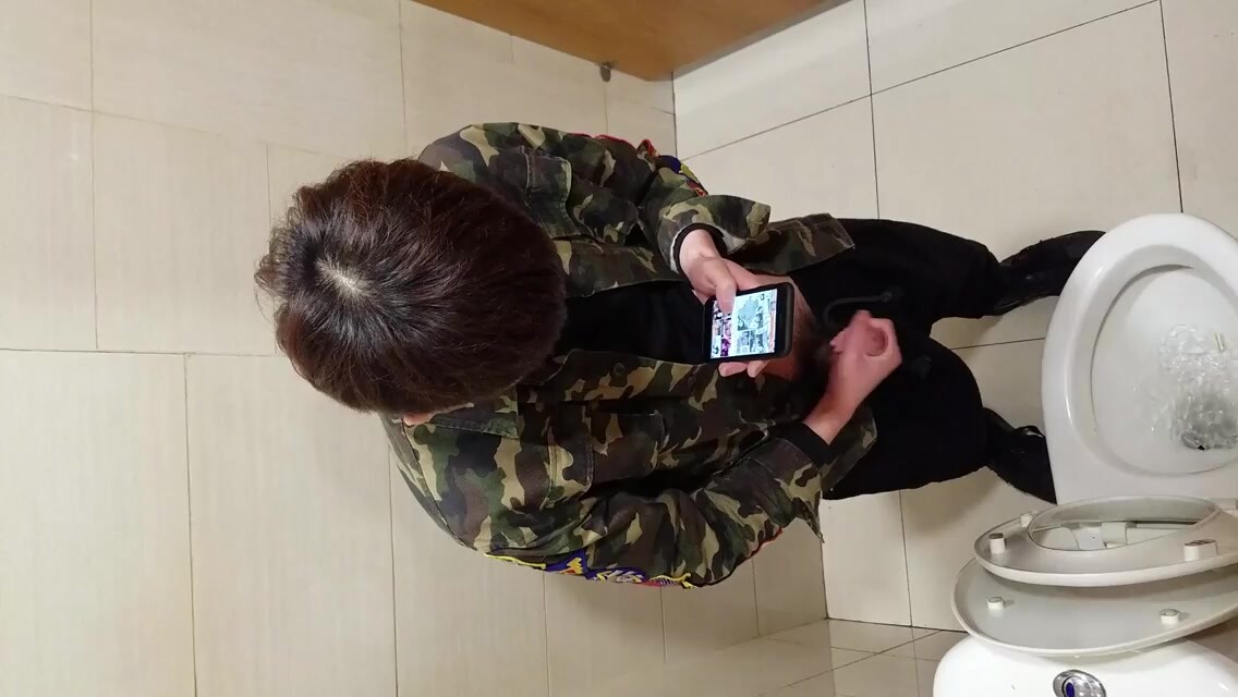【粉丝福利】偷拍新兵入厕