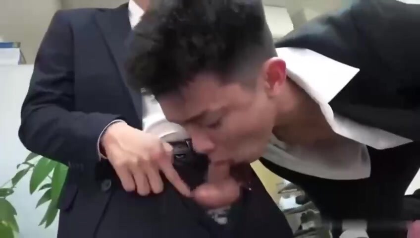 剧情 超帅GV明星上班被制服富二代总裁潜规则 被总裁猛操 爽的捂住嘴不敢叫出声 生怕被人发现