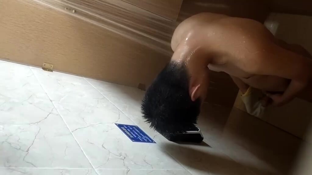 学校浴室跟拍偷摄同学泄欲