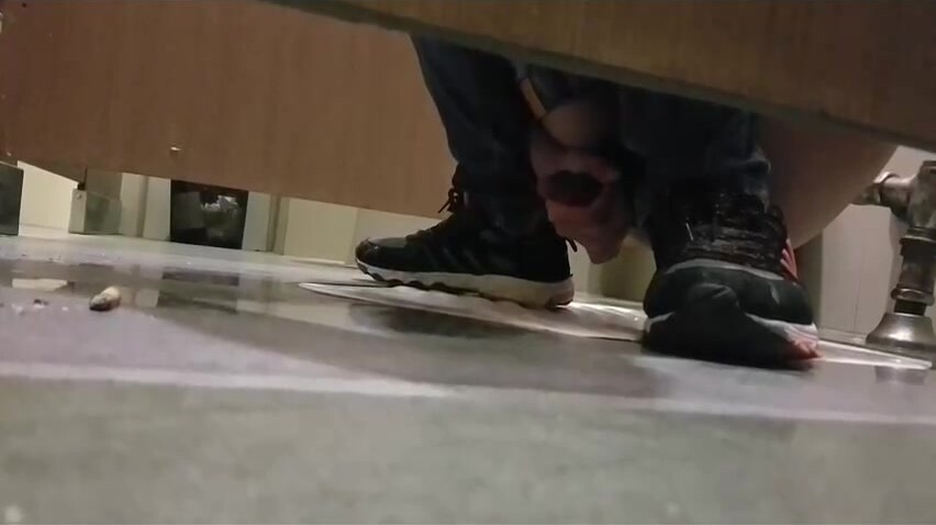 宿舍楼厕所蹲守泄欲同学第八弹,超大胆手伸过去近距离拍鸡巴