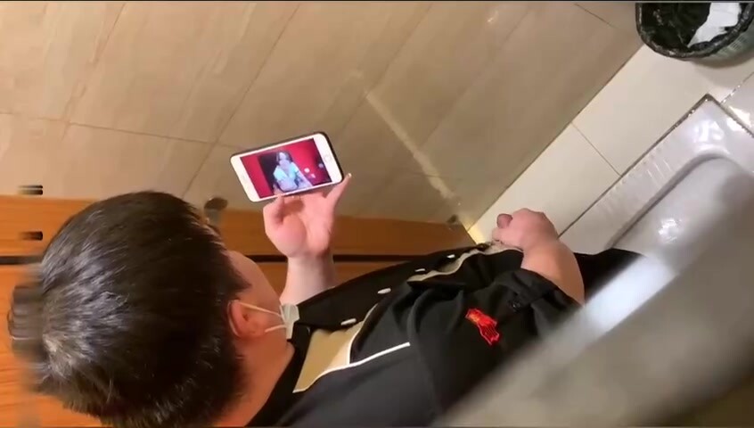 宿舍楼厕所蹲守泄欲同学第十五弹,白嫩初毛弟嫩鸡被玩泄