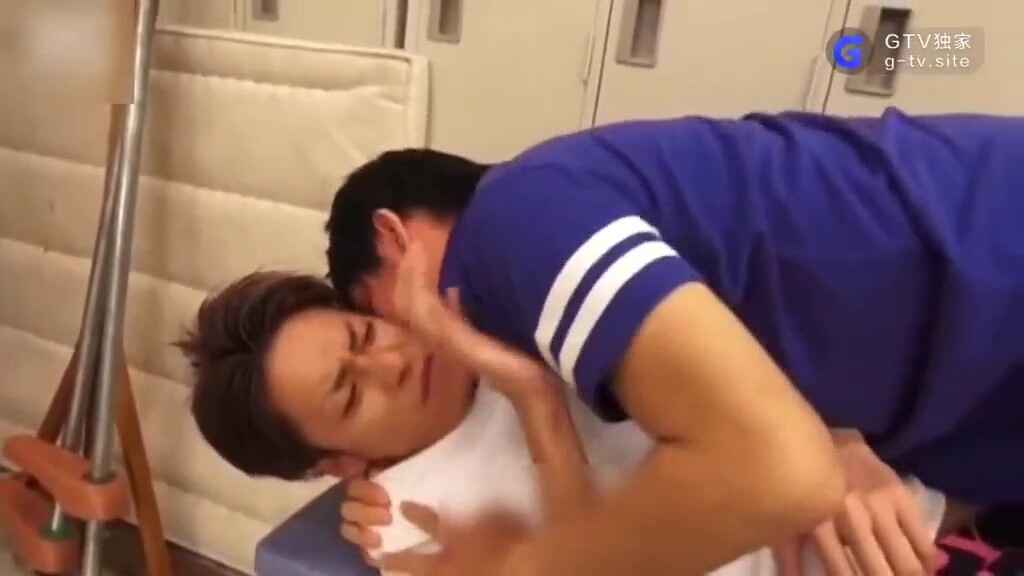 器材室,男孩被体育老师猥亵