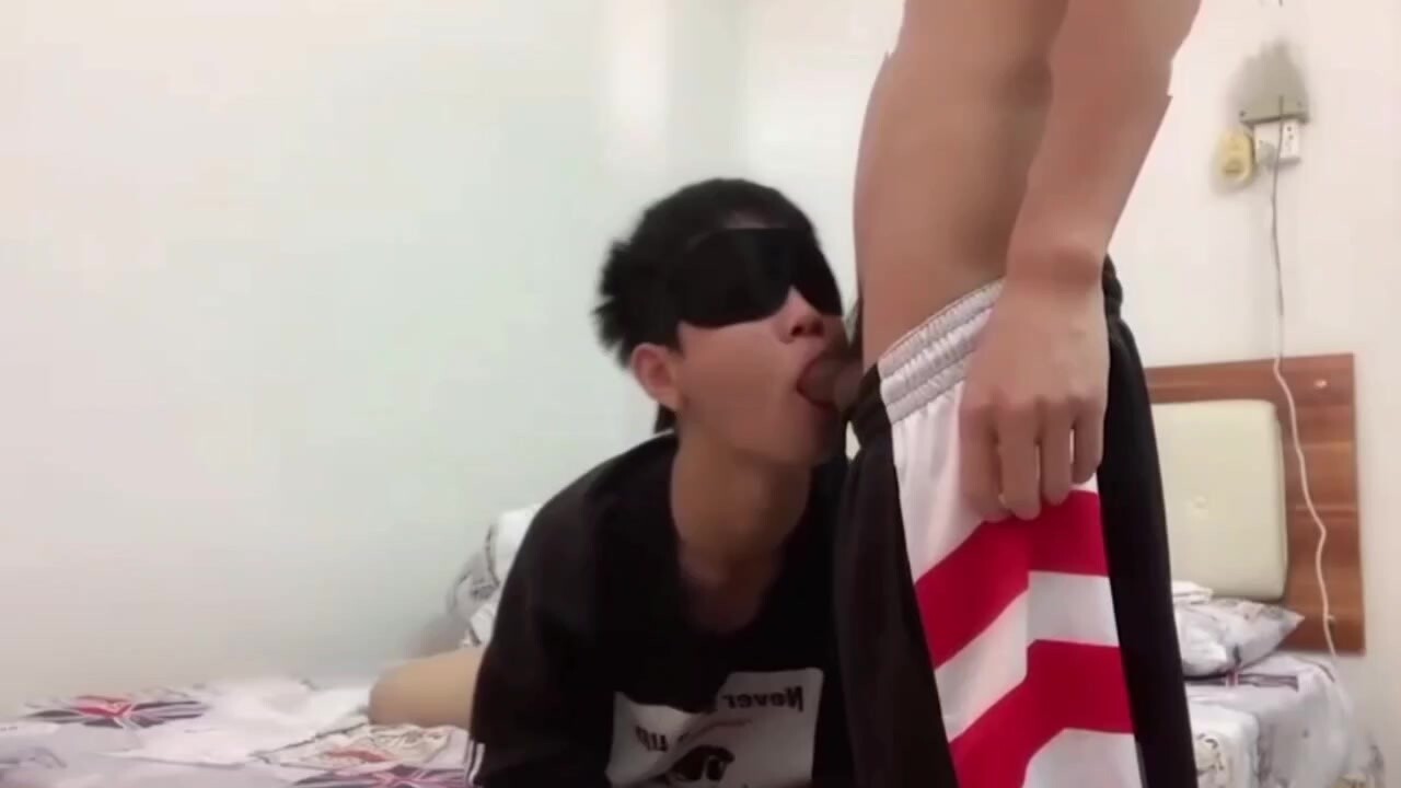 憋了一天的哥哥,把弟弟按在床上无套开苞