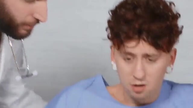 【剧情】清洁工发现鸟洞伸出鸡吧然后帅哥过来口交吃屌,打桩猛操还被医生偷看