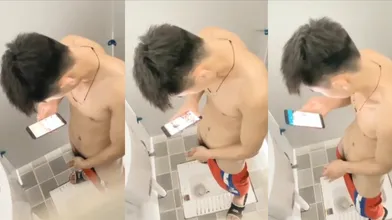 【粉丝福利】偷拍小帅哥上厕所,结果在里面看片大飞机