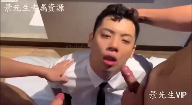 【高清剧情】叫来酒店服务员出高价操他,不同意还想走,直接跟朋友捆绑强上轮奸
