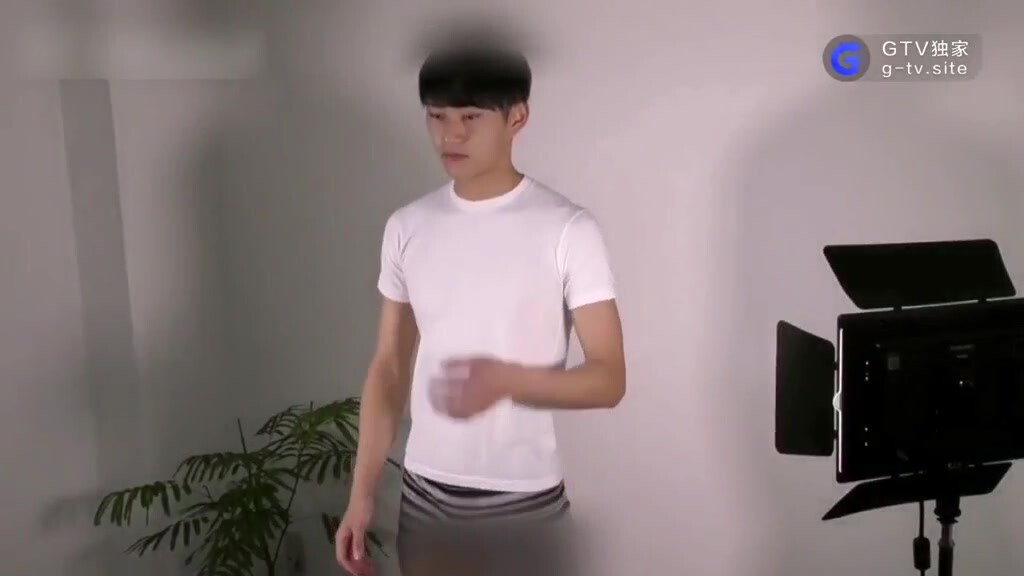 套路直男体育生做内裤模特,不仅被看光,还被玩弄了大屌 上集