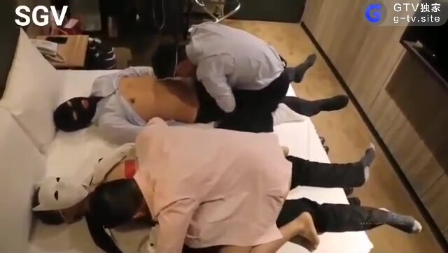完整版 公司聚会喝多的两个同事让我送回家,看着微微隆起的裆部,忍不住了,今晚两个都是我的