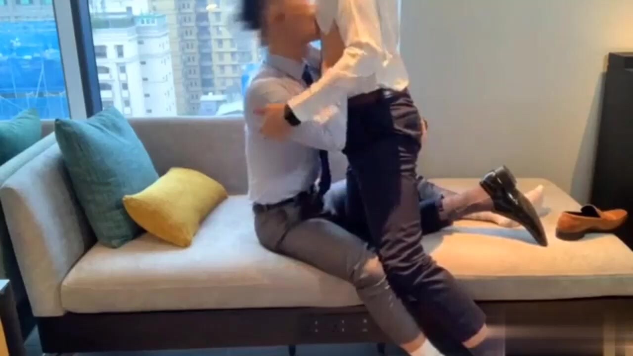 【西装社畜预览版】两个西装小哥哥沙发上发情